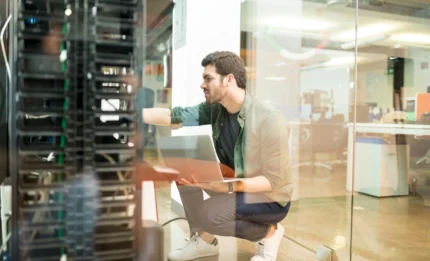 Administrator dokonujący przeglądu serwera